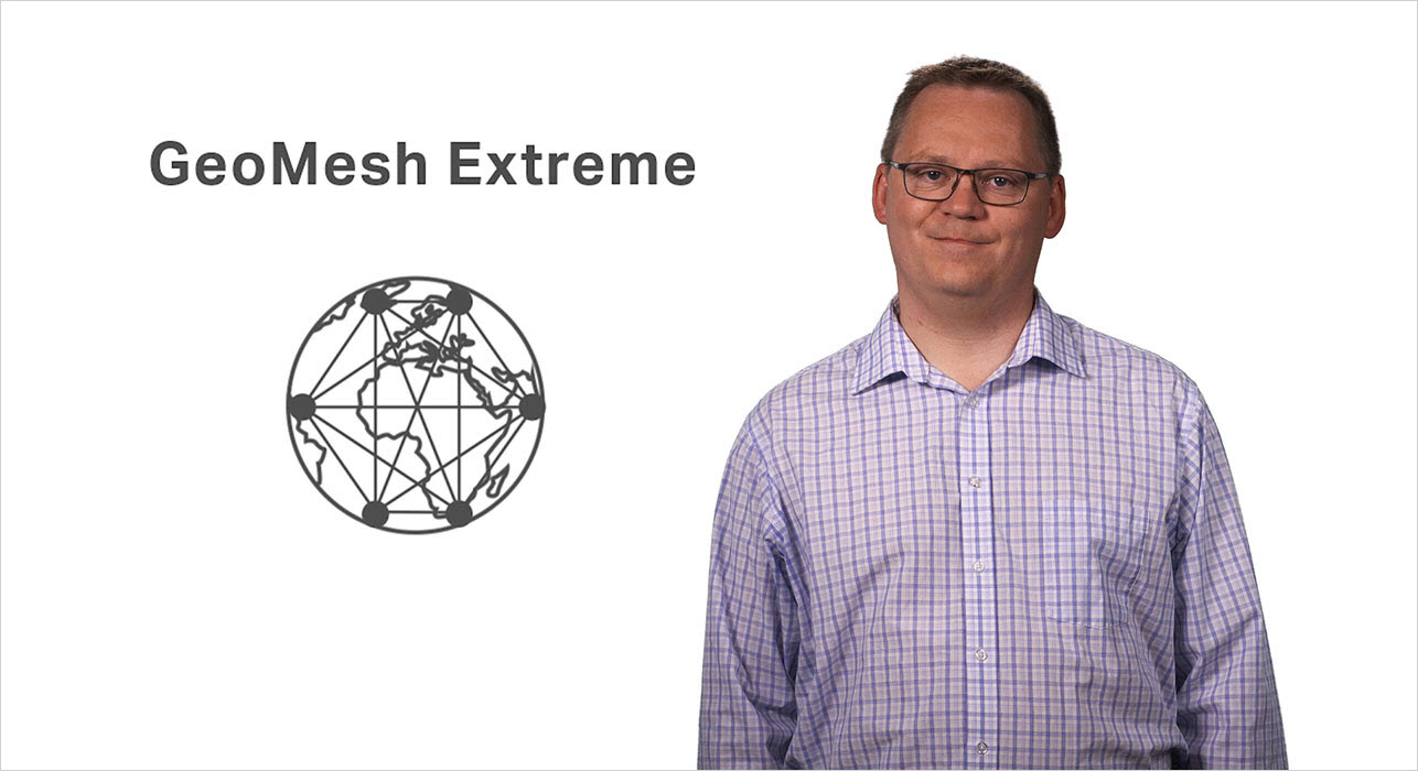 男子与GeoMesh Extreme和他身后白板上的全球图标交谈