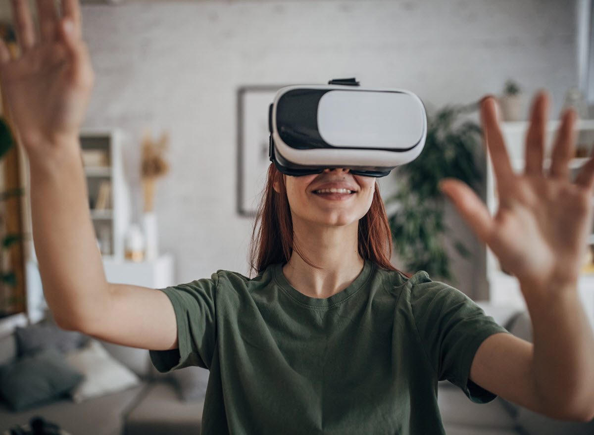 女人玩VR耳机