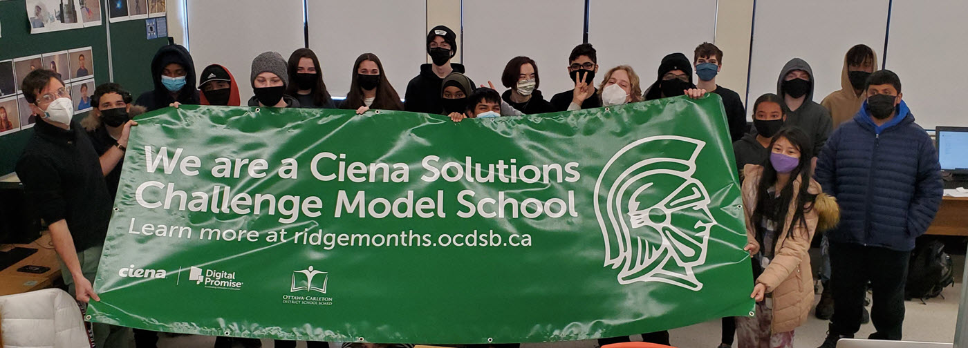 Ridgemont学生持有Ciena解决方案模拟学校横幅