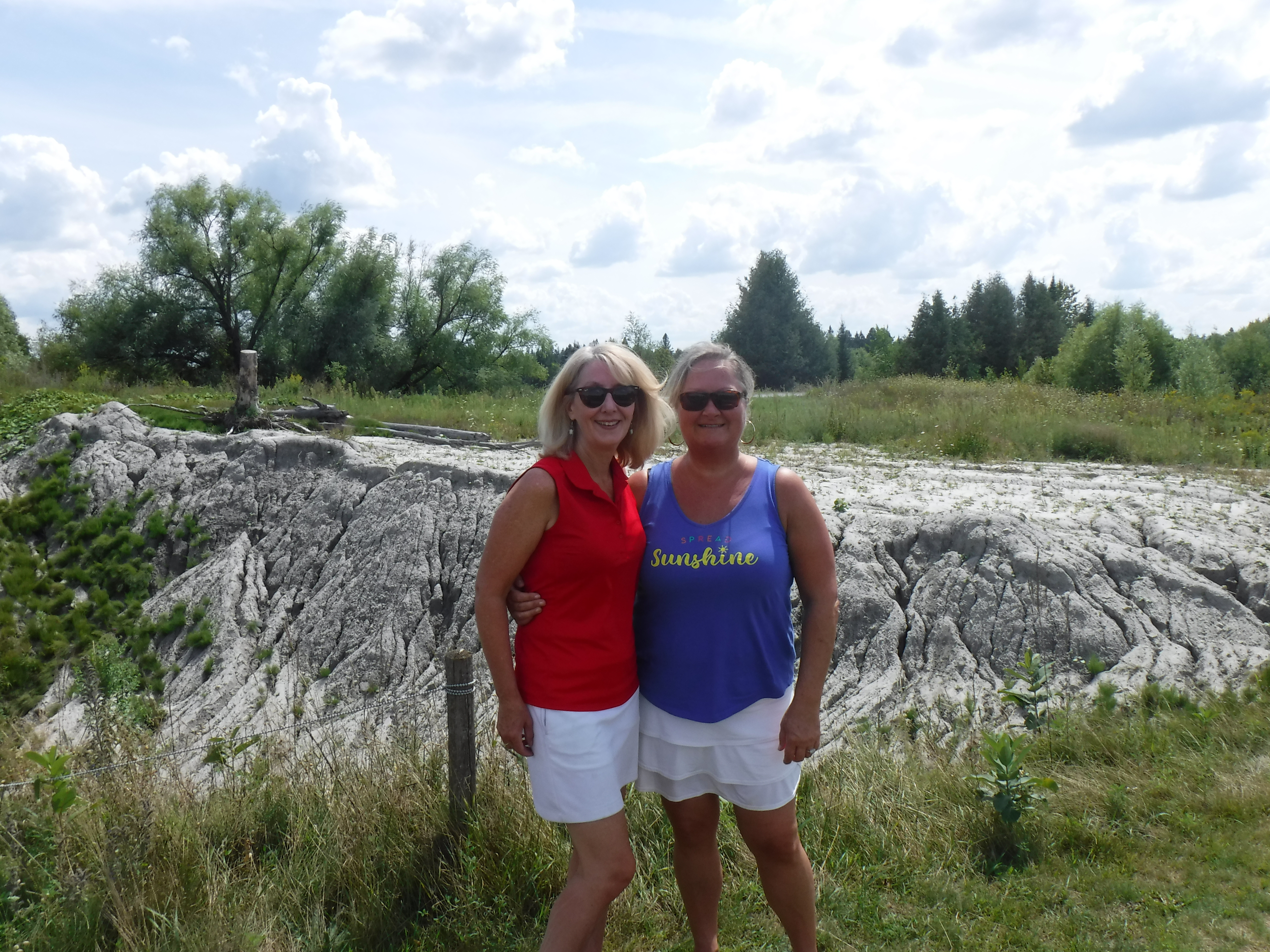 两个女人站在高尔夫球场上微笑