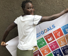 女孩握着联合国目标标语